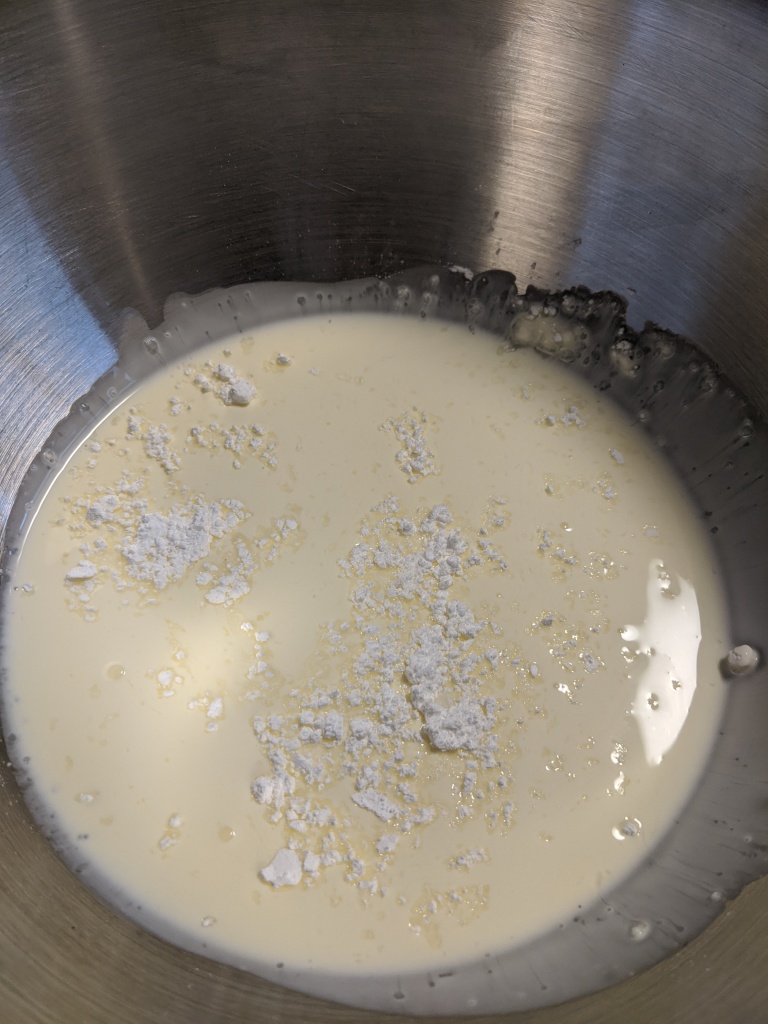 Pour the cream in to a large bol, add sugar and vanilla.